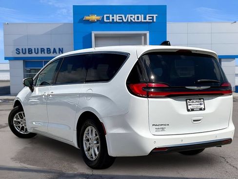 Used 2023 Chrysler Pacifica Touring-L FWD image 3