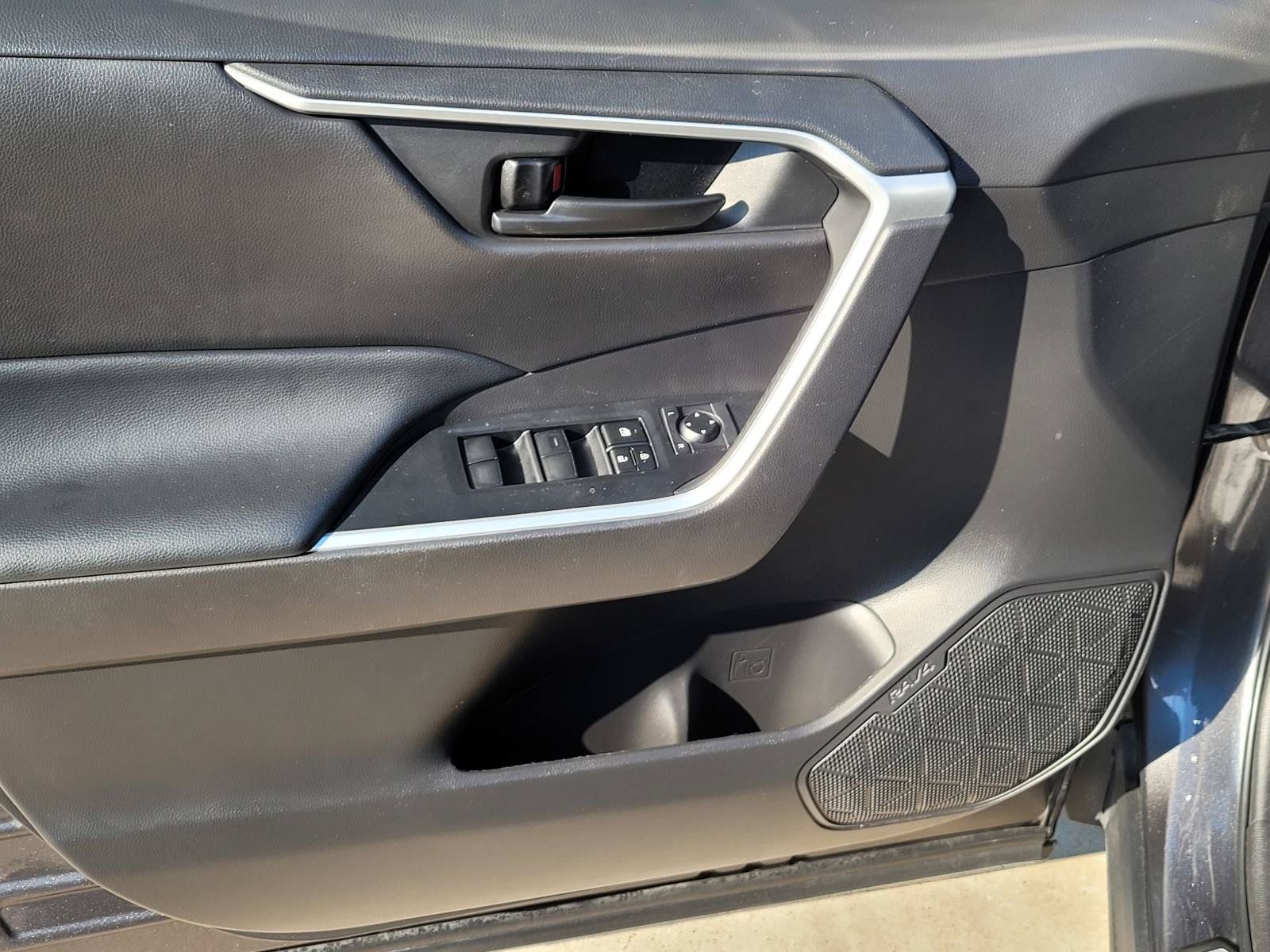 Used 2022 Toyota RAV4 LE AWD/4WD image 4