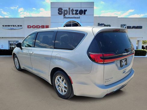 Used 2024 Chrysler Pacifica Touring-L image 3