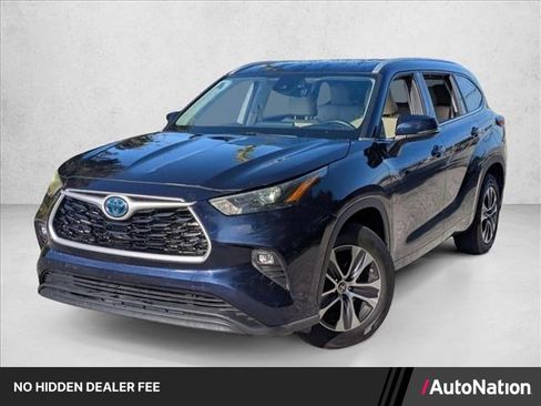 Used 2022 Toyota Highlander XLE FWD image 1