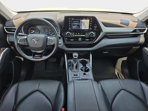 Used 2021 Toyota Highlander XLE AWD/4WD image 9