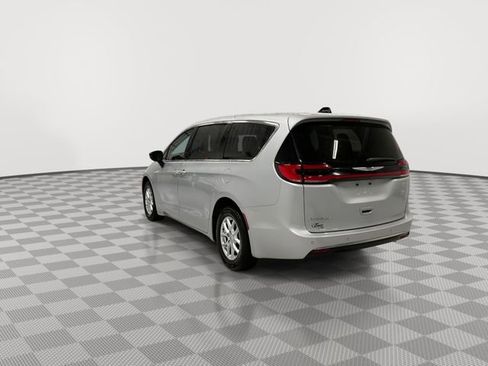 Used 2024 Chrysler Pacifica Touring-L image 8