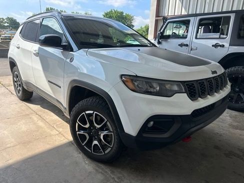 Used 2025 Jeep Compass Trailhawk AWD/4WD image 2