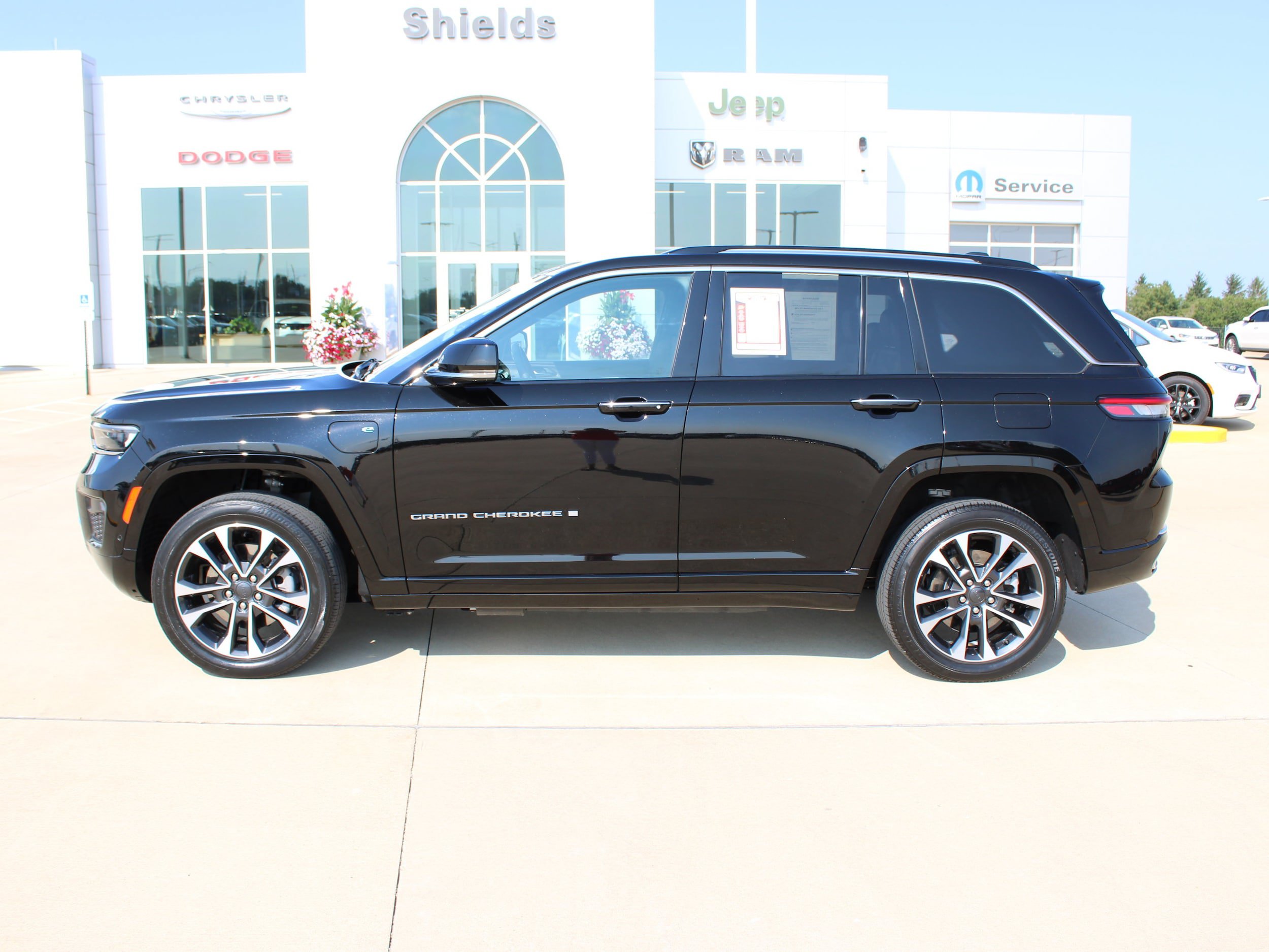 Used 2023 Jeep Grand Cherokee Overland AWD/4WD image 3