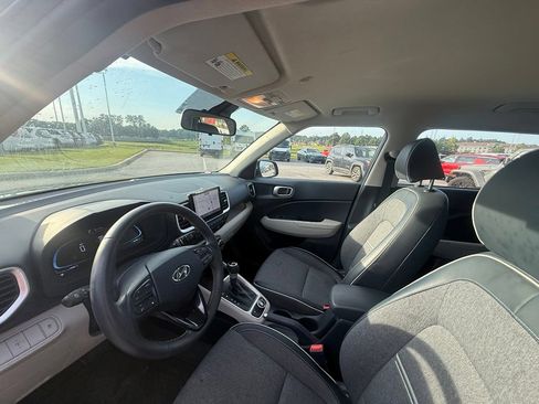 Used 2023 Hyundai Venue Limited FWD image 16