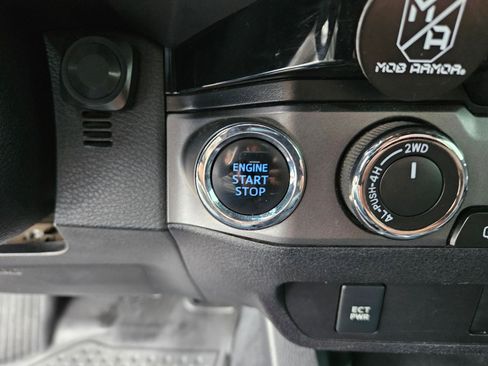 Used 2017 Toyota Tacoma TRD Sport w/ Tow Package (A/T) AWD/4WD image 19