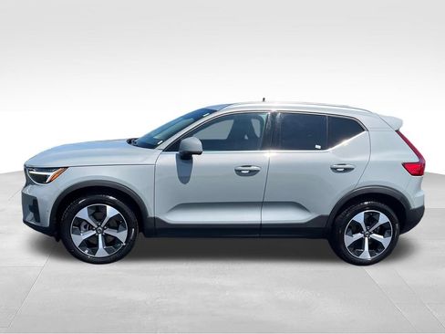 Used 2025 Volvo XC40 B5 Plus AWD/4WD image 2