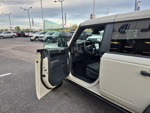 New 2025 Ford Bronco Badlands image 9
