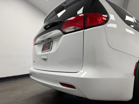 Used 2017 Chrysler Pacifica Touring w/ Tire & Wheel Group FWD image 19