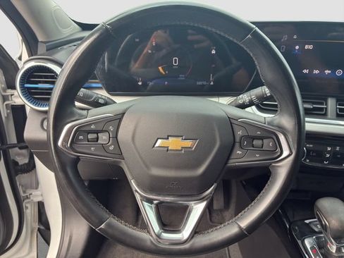 Used 2024 Chevrolet Trax LT w/ Sunroof Package FWD image 16