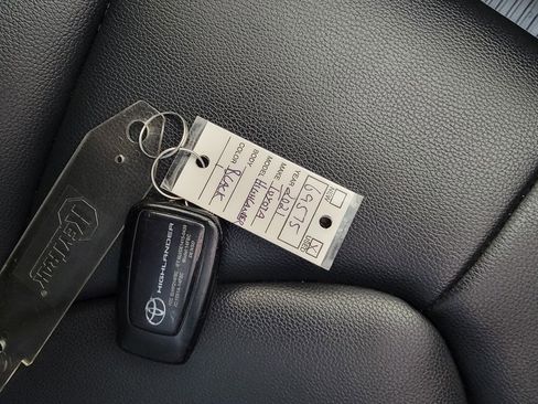 Used 2021 Toyota Highlander XLE image 30