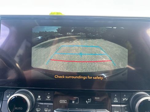 Used 2023 Toyota Highlander XLE AWD/4WD image 18