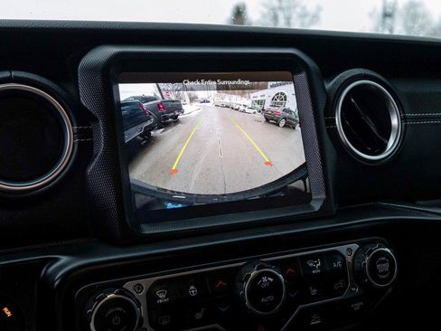 Used 2023 Jeep Wrangler Unlimited Sahara w/ Cold Weather Group image 15