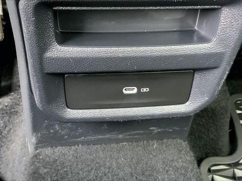 Used 2022 Volkswagen Taos SE w/ Panoramic Sunroof Package FWD image 35
