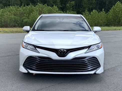 Used 2018 Toyota Camry image 2