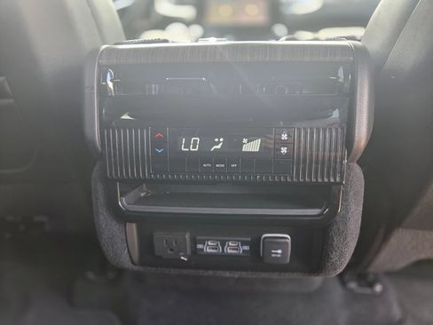 Used 2024 Jeep Wagoneer Series II w/ Flexible Seating Group RWD image 12