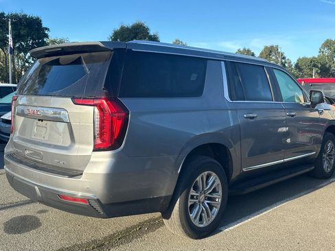 Used 2022 GMC Yukon XL SLT w/ SLT Premium Package image 3