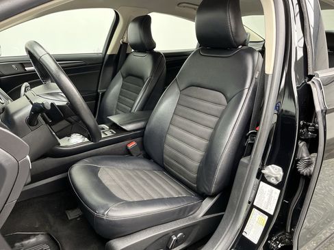 Used 2018 Ford Fusion SE w/ Equipment Group 201A FWD image 9