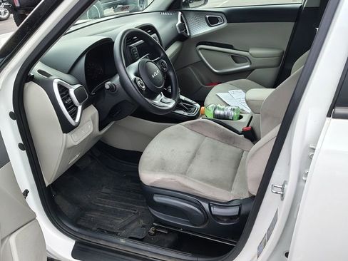 Used 2022 Kia Soul LX image 2