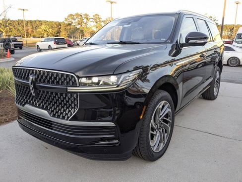 Certified 2025 Lincoln Navigator Reserve image 9