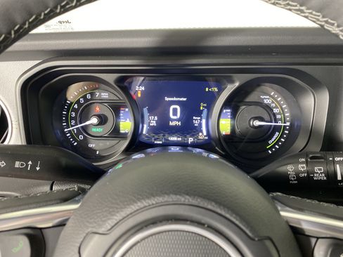 Used 2025 Jeep Wrangler Unlimited Sahara AWD/4WD image 21
