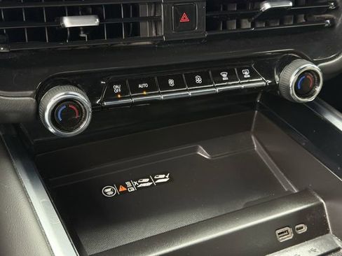 Used 2025 Chevrolet Tahoe Premier AWD/4WD image 18