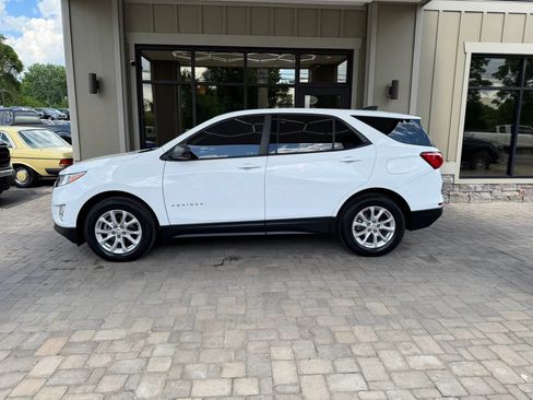 Used 2020 Chevrolet Equinox LS w/ LS Convenience Package FWD image 4