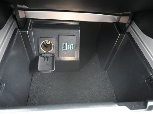 Used 2022 Ford Explorer XLT w/ Equipment Group 202A RWD image 32
