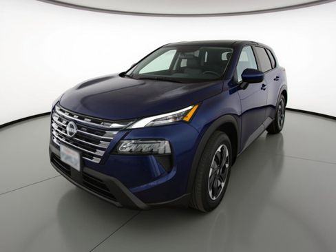 Used 2025 Nissan Rogue SV image 3