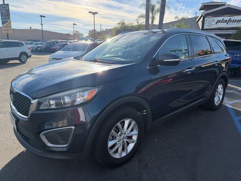 Used 2016 Kia Sorento LX w/ LX Convenience Package image 2