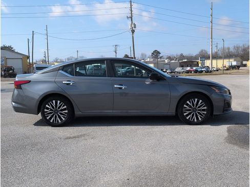 Used 2024 Nissan Altima 2.5 SV image 6