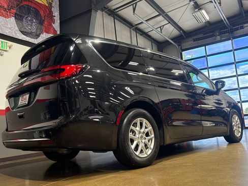 Used 2023 Chrysler Pacifica Touring-L FWD image 26