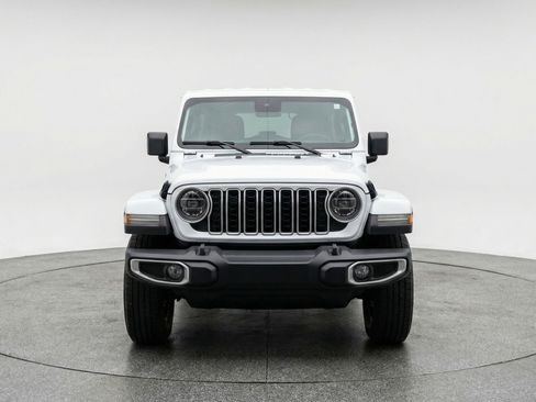Used 2025 Jeep Wrangler Sahara image 2