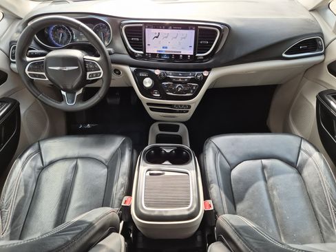 Used 2022 Chrysler Pacifica Touring-L FWD image 11