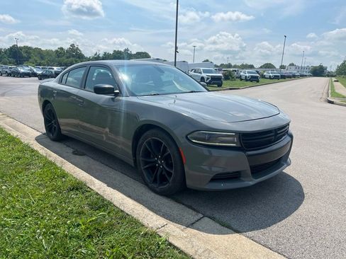 Used 2017 Dodge Charger SE w/ Power Sunroof Group RWD image 2