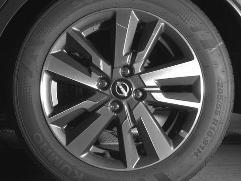 Used 2025 Nissan Versa SV FWD image 14