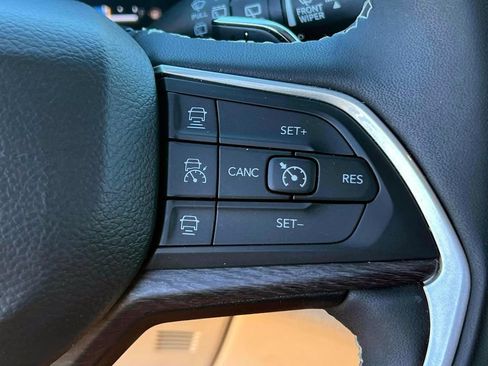 Used 2023 Jeep Grand Cherokee Limited AWD/4WD image 22