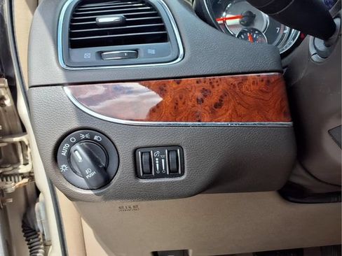 Used 2015 Chrysler Town & Country Touring-L FWD image 22