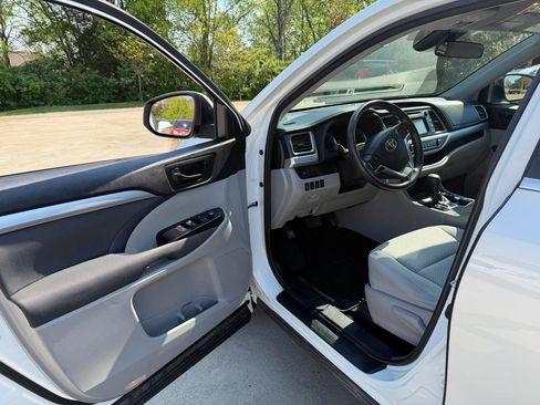 Used 2018 Toyota Highlander LE image 9