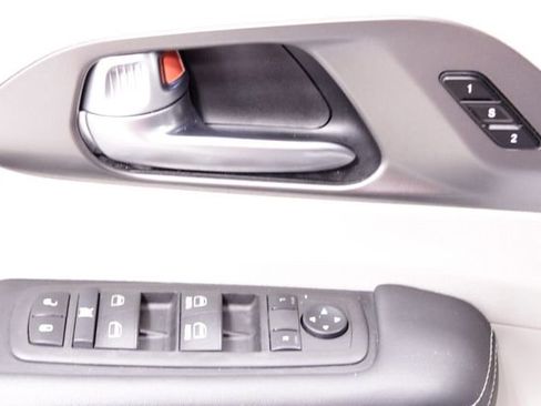 Used 2024 Chrysler Pacifica Touring-L image 26