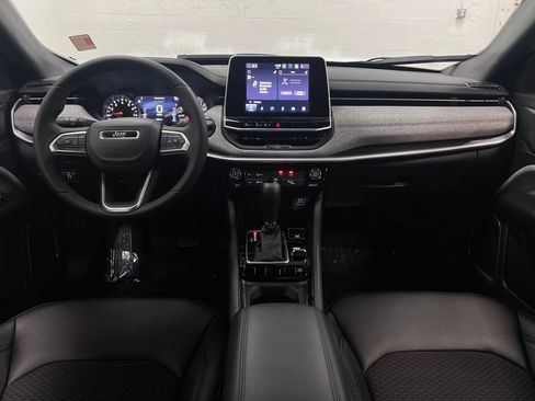 Used 2025 Jeep Compass Latitude AWD/4WD image 14
