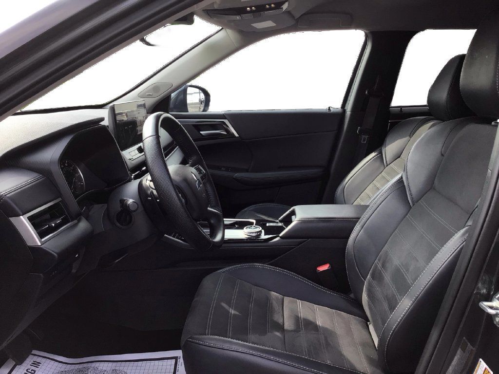 Used 2025 Mitsubishi Outlander AWD image 9