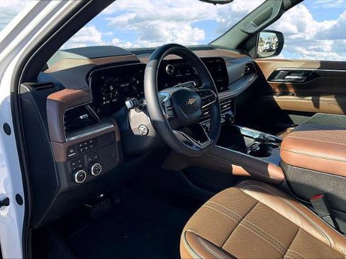 Used 2025 Chevrolet Suburban High Country image 17