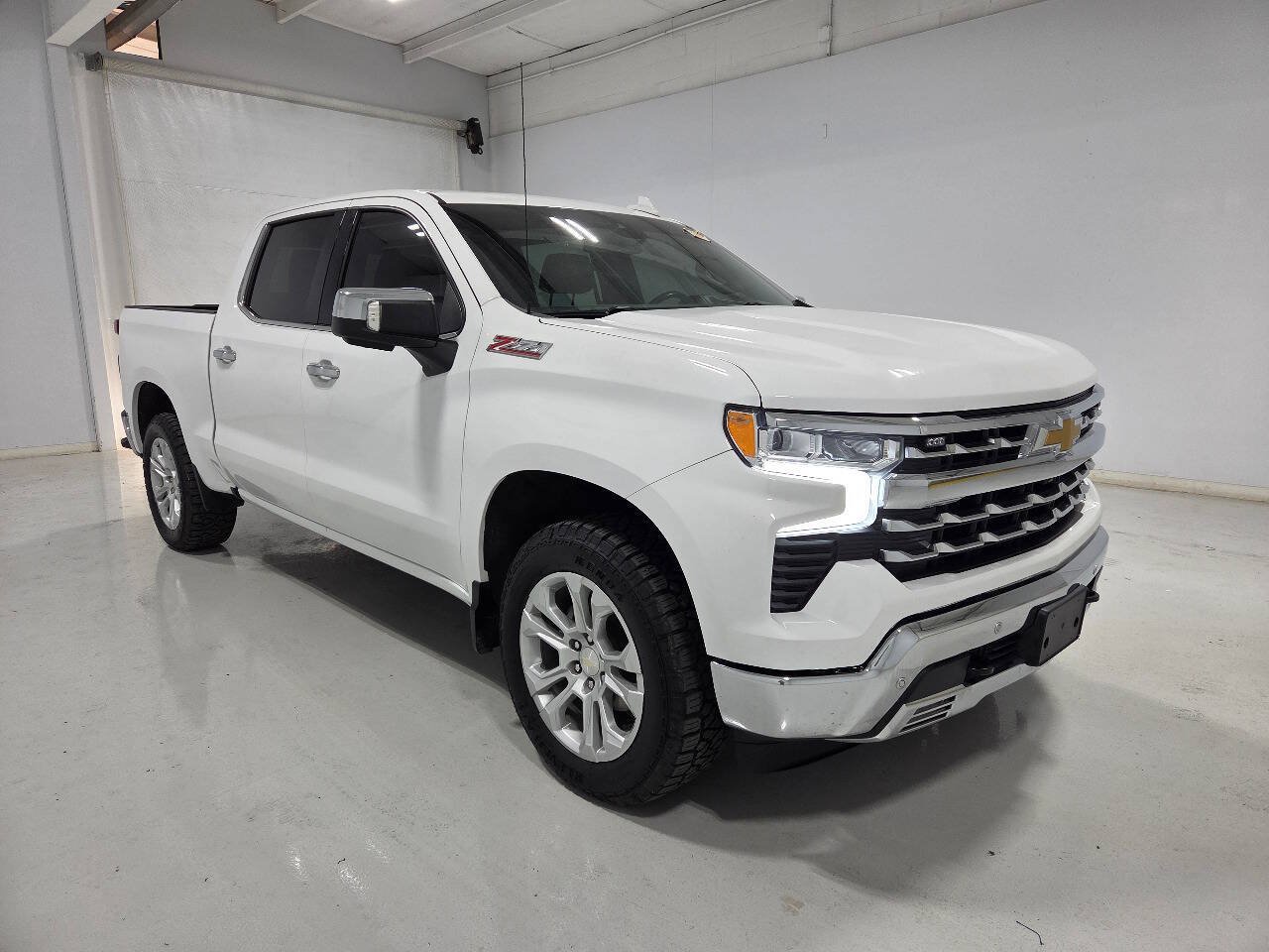 Used 2023 Chevrolet Silverado 1500 LTZ w/ LTZ Convenience Package II AWD/4WD image 3