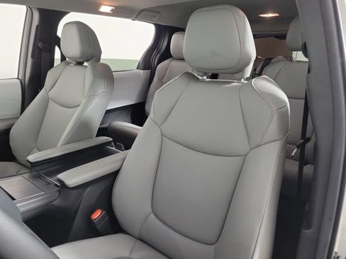 Used 2026 Toyota Sienna XLE FWD image 20