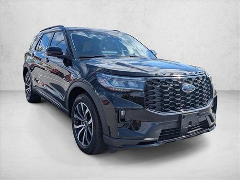 Used 2025 Ford Explorer ST-Line image 3