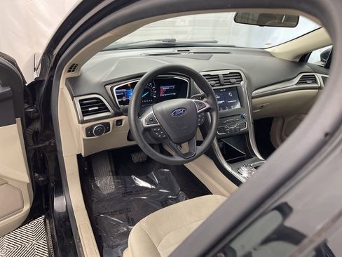 Used 2017 Ford Fusion SE w/ Fusion SE Technology Package image 14
