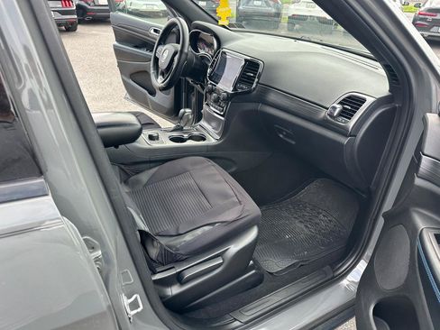 Used 2019 Jeep Grand Cherokee Laredo AWD/4WD image 18