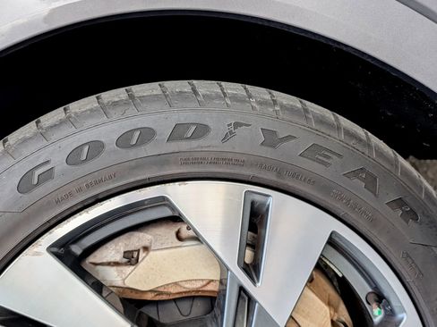 Used 2021 Audi e-tron Premium w/ Towing Package image 98