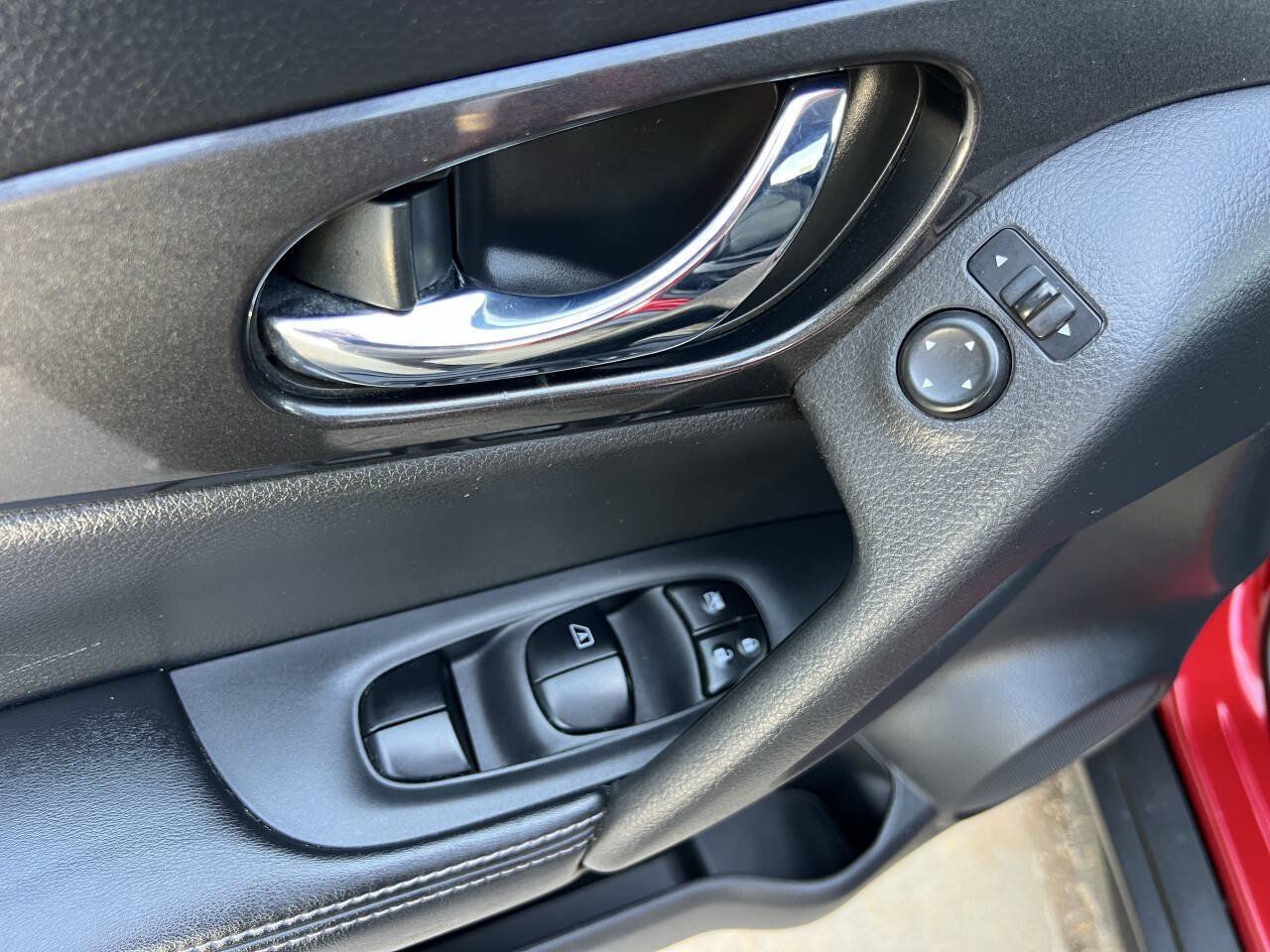 Used 2017 Nissan Rogue SV FWD image 16